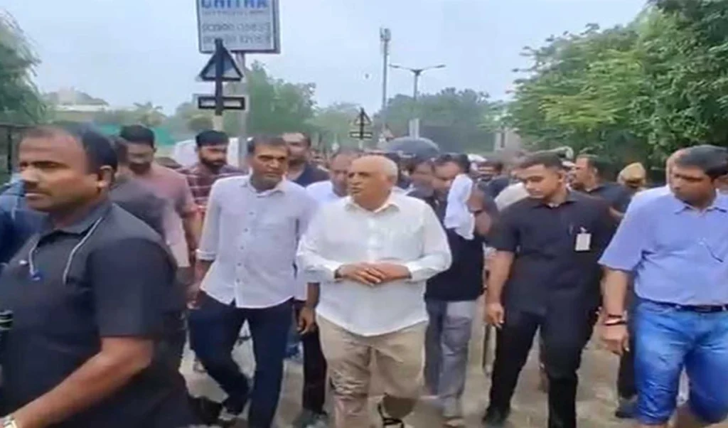 Gujarat Flood Crisis: बोपल में पानी के बीच उतरे CM Bhupendra Patel, राहत कार्यों में तेज़ी लाने के लिए दिया Action Plan