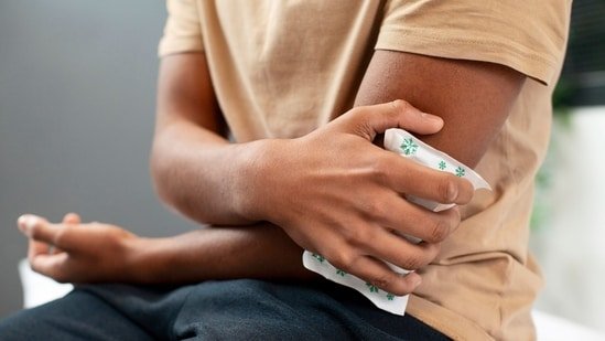 How to choose between using hot and cold compress? Orthopaedic surgeon Dr Kiran Shete explains How to choose between using hot and cold compress? Orthopaedic surgeon Dr Kiran Shete explains