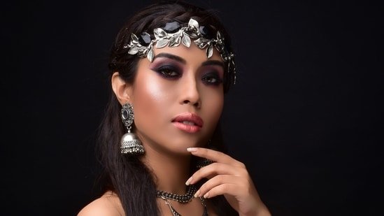 How to choose jewellery that complements your face shape for a more balanced and flattering look How to choose jewellery that complements your face shape for a more balanced and flattering look