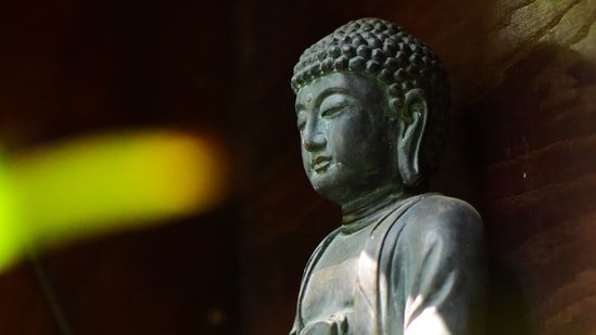 How to practice awareness all day, according to a spiritual guru How to practice awareness all day, according to a spiritual guru