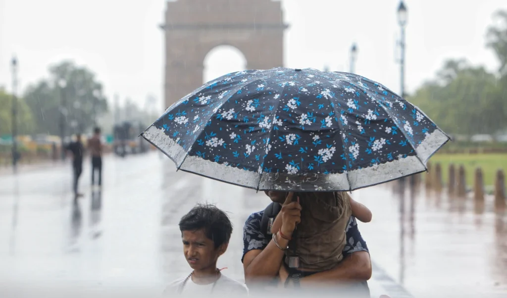IMD Yellow Alert: Delhi-NCR में बदला मौसम, गर्मी से राहत, बारिश के बाद Cool-Cool हुआ माहौल IMD Yellow Alert: Delhi-NCR में बदला मौसम, गर्मी से राहत, बारिश के बाद Cool-Cool हुआ माहौल