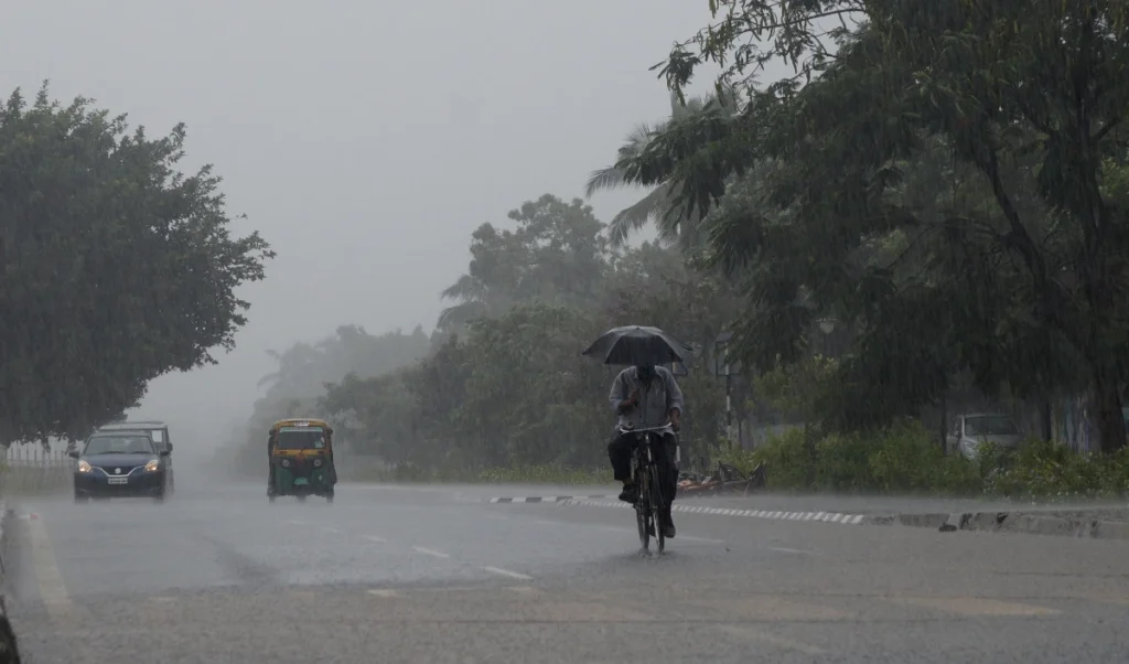 IMD की चेतावनी: Odisha के कई जिलों में Red Alert, भारी बारिश और बाढ़ का खतरा! IMD की चेतावनी: Odisha के कई जिलों में Red Alert, भारी बारिश और बाढ़ का खतरा!