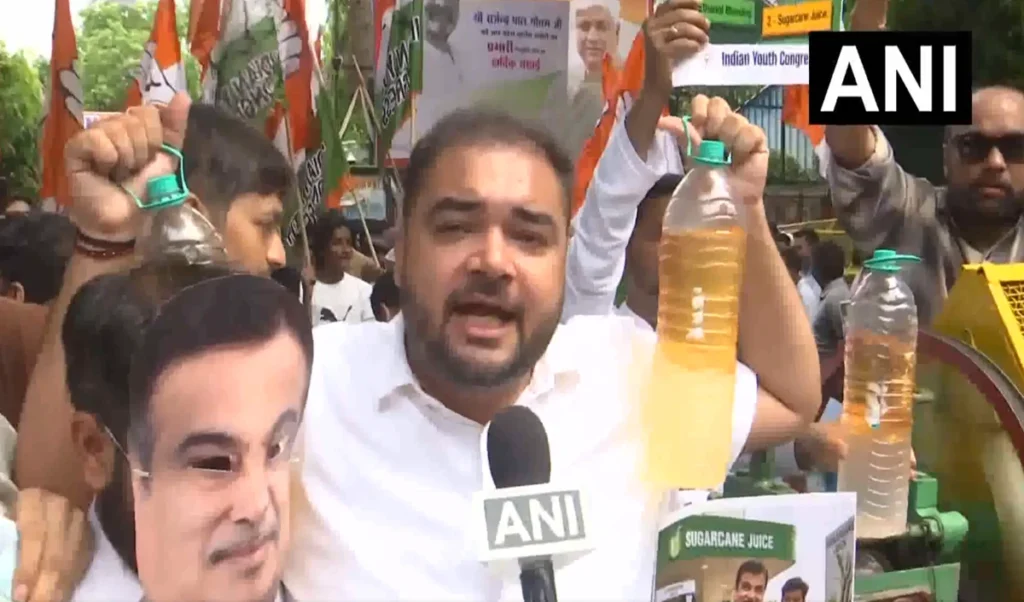 IYC का Delhi में बड़ा प्रदर्शन: E20 पेट्रोल घोटाला, Nitin Gadkari 420 के लगे नारे