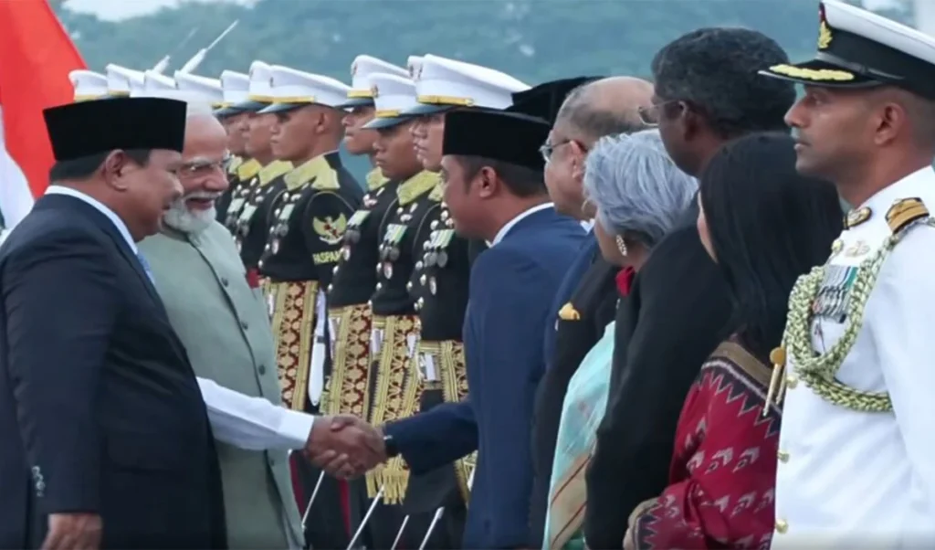 Indonesia में PM Modi का शाही स्वागत, President Prabowo एयरपोर्ट पहुंचे, Fighter Jets ने किया एस्कॉर्ट Indonesia में PM Modi का शाही स्वागत, President Prabowo एयरपोर्ट पहुंचे, Fighter Jets ने किया एस्कॉर्ट