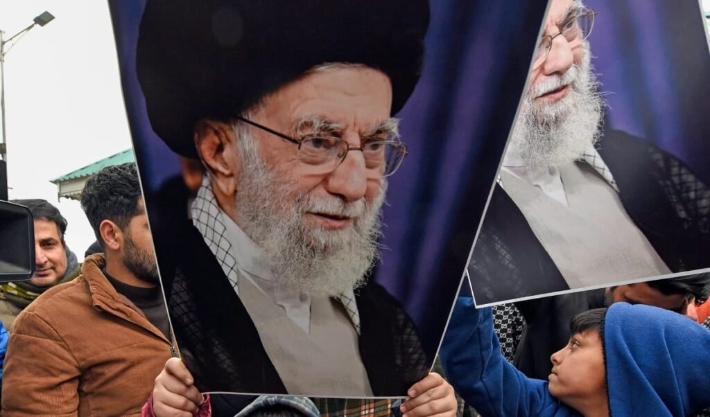 Iran में Khamenei के लिए मातम, USA-Israel को चेतावनी- जरा सी गलती पर होगा बड़ा हमला Iran में Khamenei के लिए मातम, USA-Israel को चेतावनी- जरा सी गलती पर होगा बड़ा हमला