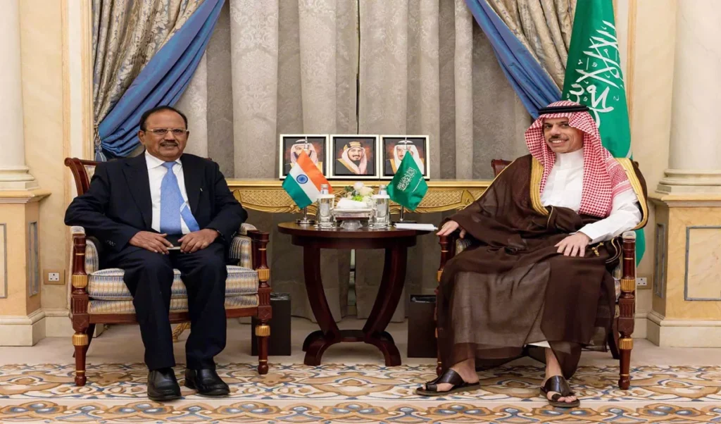Iran से बवाल के बीच बड़ी बैठक, सऊदी के साथ डोभाल ने की सीक्रेट मीटिंग Iran से बवाल के बीच बड़ी बैठक, सऊदी के साथ डोभाल ने की सीक्रेट मीटिंग