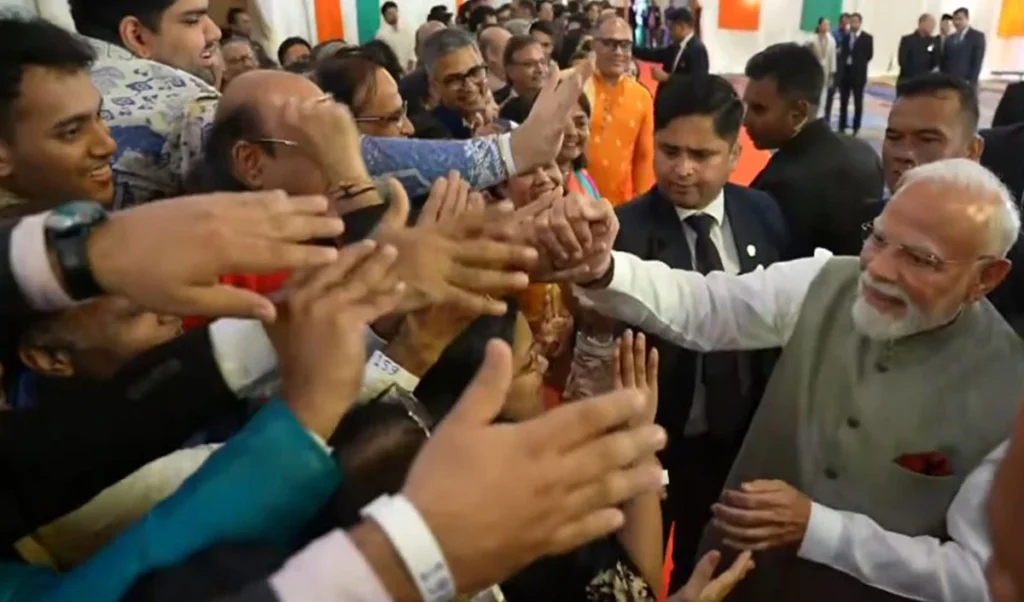 Jakarta में 'मोदी-मोदी' के नारों से गूंजा एयरपोर्ट, Indian Community ने किया PM का भव्य स्वागत Jakarta में 'मोदी-मोदी' के नारों से गूंजा एयरपोर्ट, Indian Community ने किया PM का भव्य स्वागत