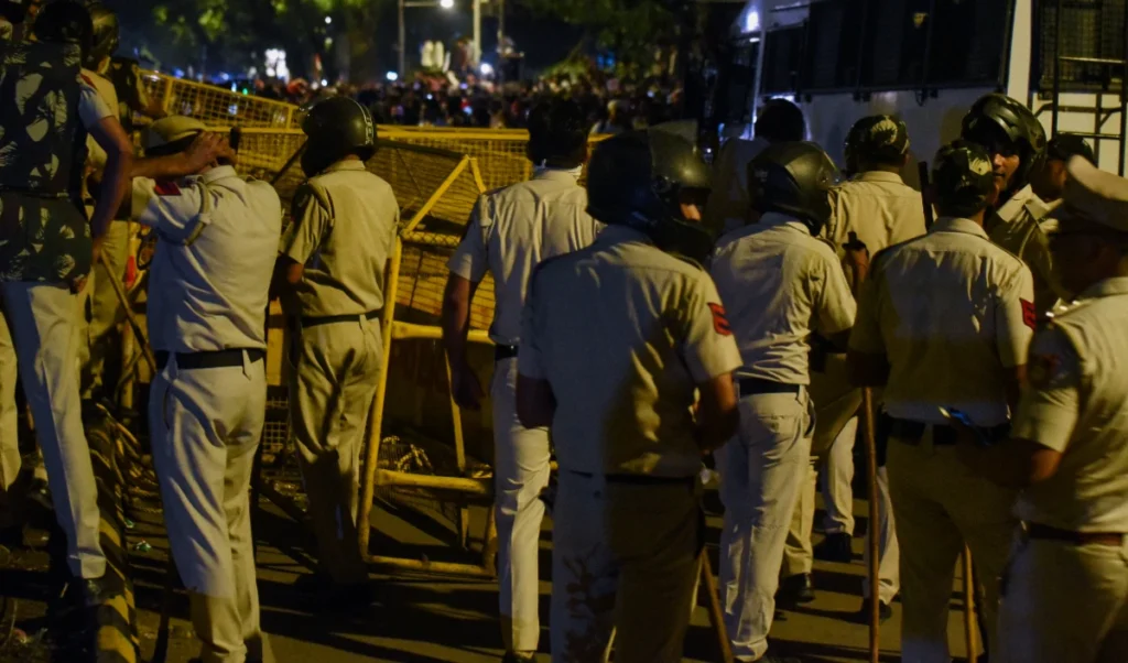Jantar Mantar Violence Case: दिल्ली पुलिस ने ACP पर हमले के आरोप में दर्ज की FIR, हत्या की कोशिश और दंगे की धाराएँ शामिल Jantar Mantar Violence Case: दिल्ली पुलिस ने ACP पर हमले के आरोप में दर्ज की FIR, हत्या की कोशिश और दंगे की धाराएँ शामिल