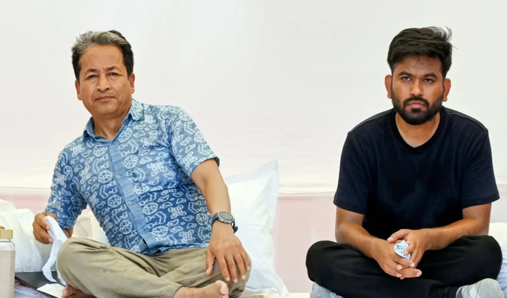 Jantar Mantar पर Sonam Wangchuk की भूख हड़ताल, बगल में CJP नेता खा रहे पकौड़े, Video वायरल होने पर दी सफाई Jantar Mantar पर Sonam Wangchuk की भूख हड़ताल, बगल में CJP नेता खा रहे पकौड़े, Video वायरल होने पर दी सफाई