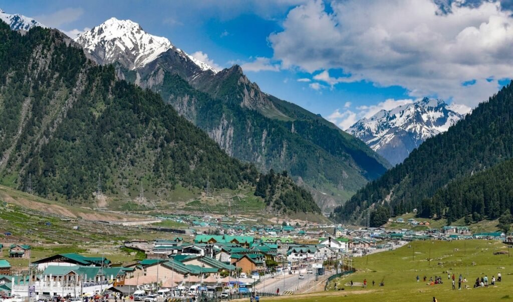 Kashmir Heatwave | तप उठी ठंडी कश्मीर की वादियां! भीषण लू और रिकॉर्डतोड़ गर्मी से थमी घाटी की रफ्तार, राहत के लिए स्कूलों में ताले लगाने की नौबत