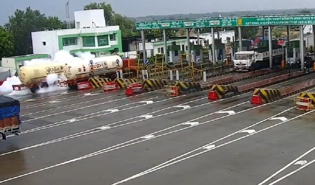 Kaushambi Toll Plaza पर मौत का ‘Live’ मंजर, CCTV में कैद हुआ LPG टैंकर ब्लास्ट, 4 की मौत Kaushambi Toll Plaza पर मौत का ‘Live’ मंजर, CCTV में कैद हुआ LPG टैंकर ब्लास्ट, 4 की मौत