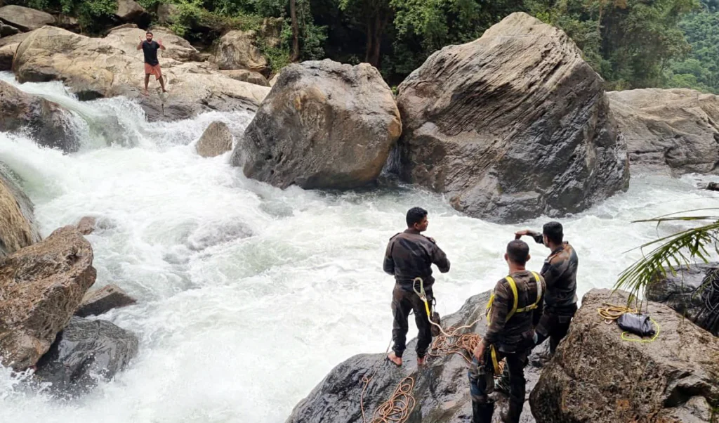 Kerala के Wayanad में टनल प्रोजेक्ट पर भूस्खलन, 1 की मौत, 7 लापता; रेस्क्यू जारी Kerala के Wayanad में टनल प्रोजेक्ट पर भूस्खलन, 1 की मौत, 7 लापता; रेस्क्यू जारी
