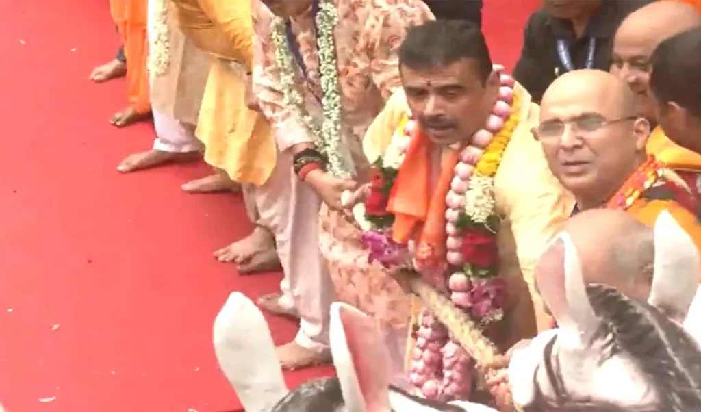 Kolkata ISKCON Rath Yatra: शुभेंदु अधिकारी ने निभाई ‘छेरा पहरा’ रस्म, सोने की झाड़ू से साफ किया रथ का मार्ग