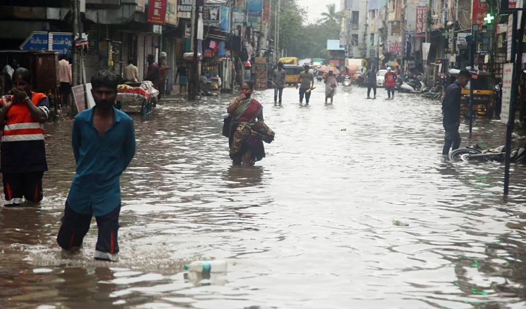 Maharashtra Rain Update | मुंबई- पुणे में भारी बारिश का कहर! मुंबई में बारिश का ऑरेंज अलर्ट जारी, स्कूल-कॉलेज बंद, भूस्खलन और हादसों में 6 की मौत