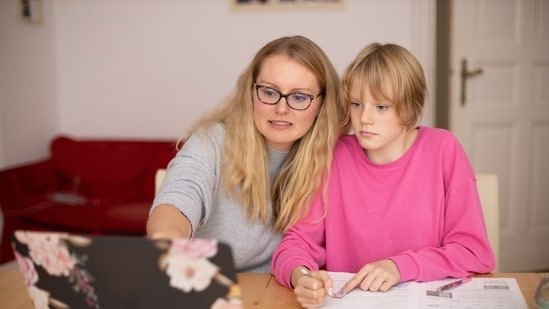 Mental health counsellor shares the boundaries every adult should set with their parents to protect their peace Mental health counsellor shares the boundaries every adult should set with their parents to protect their peace