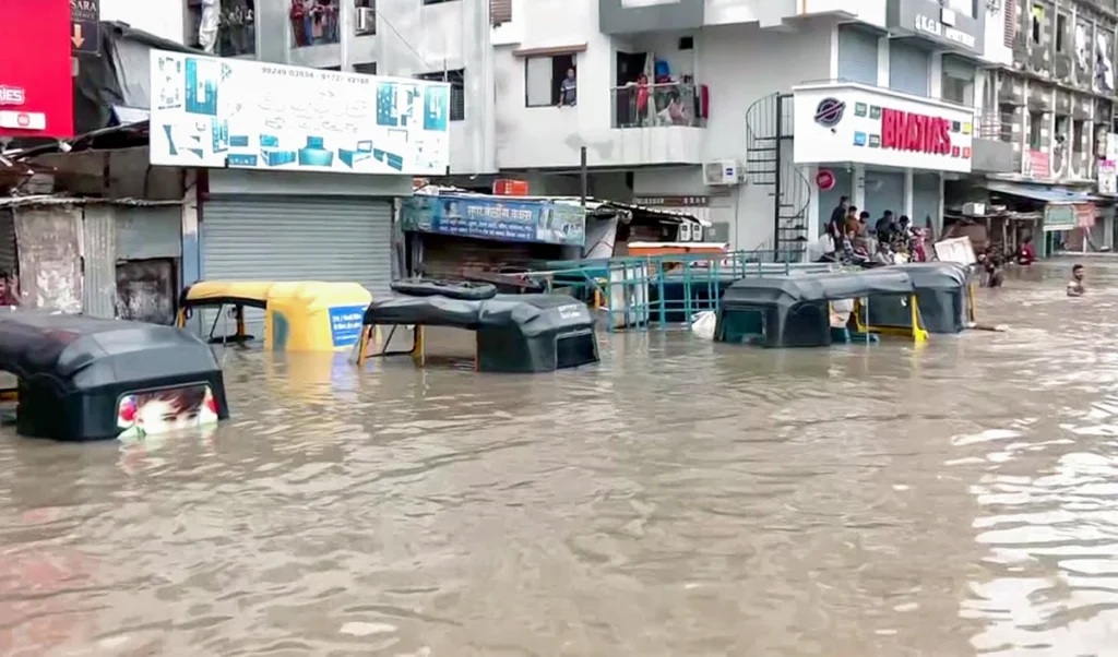Monsoon In India | देश के कई राज्यों में मॉनसून की भारी तबाही, दिल्ली-NCR में जलभराव, सूरत में 9 की मौत, केरल-कश्मीर में भूस्खलन Monsoon In India | देश के कई राज्यों में मॉनसून की भारी तबाही, दिल्ली-NCR में जलभराव, सूरत में 9 की मौत, केरल-कश्मीर में भूस्खलन