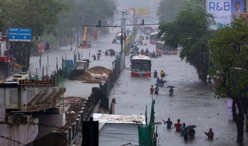 Mumbai Heavy Rain | जलजमाव के कारण अंधेरी सबवे बंद, स्कूल बस पर पेड़ गिरने से छात्र की मौत, जानें स्कूलों की छुट्टी पर क्या है अपडेट