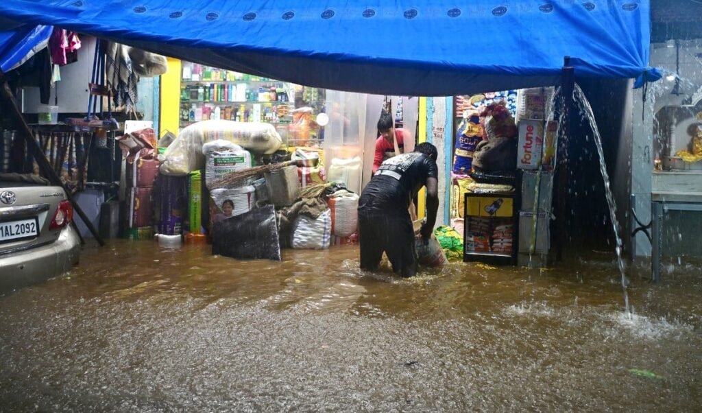 Mumbai Heavy Rainfall Warning | मुंबई पर मंडराया मूसलाधार बारिश का खतरा: सैटेलाइट तस्वीरों में दिखा महाराष्ट्र को घेरता बादलों का विशाल चक्रव्यूह Mumbai Heavy Rainfall Warning | मुंबई पर मंडराया मूसलाधार बारिश का खतरा: सैटेलाइट तस्वीरों में दिखा महाराष्ट्र को घेरता बादलों का विशाल चक्रव्यूह