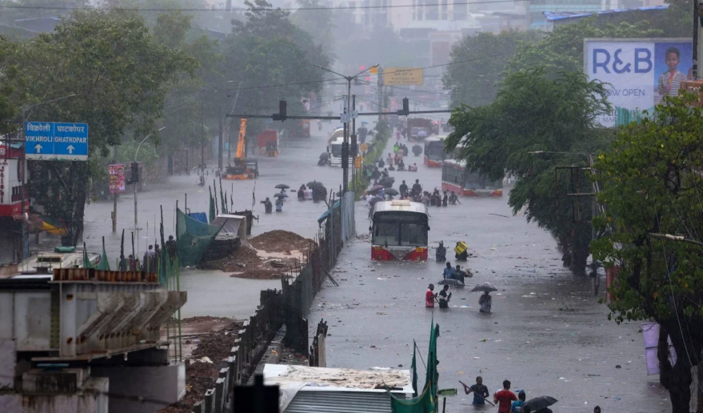 Mumbai Heavy Rains | मुंबई और आस-पास के जिलों में भारी बारिश का तांडव! सोमवार को स्कूल-कॉलेज बंद, मुंबई यूनिवर्सिटी की परीक्षाएं स्थगित Mumbai Heavy Rains | मुंबई और आस-पास के जिलों में भारी बारिश का तांडव! सोमवार को स्कूल-कॉलेज बंद, मुंबई यूनिवर्सिटी की परीक्षाएं स्थगित