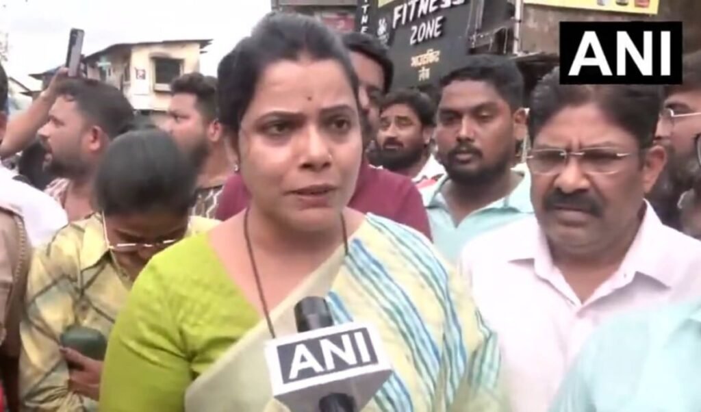 Mumbai Manhole Death: मेयर का BMC पर फूटा गुस्सा, BMC कमिश्नर ने 4 अफसर सस्पेंड किए Mumbai Manhole Death: मेयर का BMC पर फूटा गुस्सा, BMC कमिश्नर ने 4 अफसर सस्पेंड किए