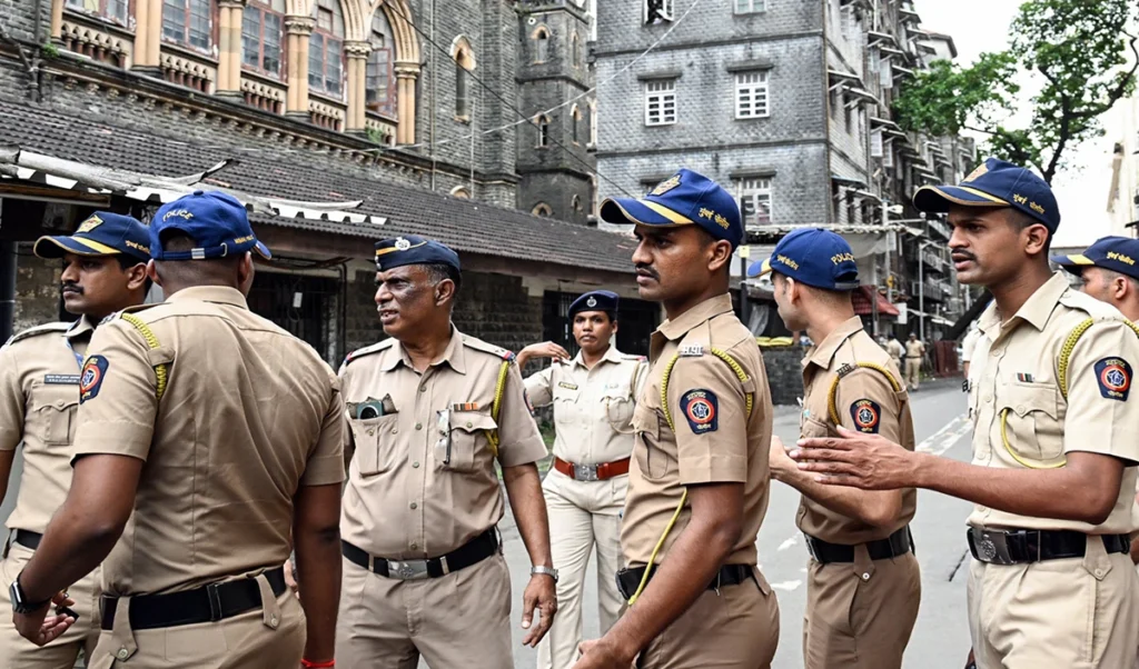 Mumbai Police का बड़ा फैसला: 23 जुलाई से 6 अगस्त तक शहर में कड़े प्रतिबंध, 5 से ज्यादा लोगों के जुटने पर रोक Mumbai Police का बड़ा फैसला: 23 जुलाई से 6 अगस्त तक शहर में कड़े प्रतिबंध, 5 से ज्यादा लोगों के जुटने पर रोक