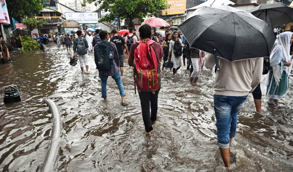 Mumbai Rain IMD Warning | मुंबई में भारी बारिश का Red Alert! प्राइवेट कंपनियों को WFH की सलाह, सरकारी दफ्तरों में आधे दिन का काम Mumbai Rain IMD Warning | मुंबई में भारी बारिश का Red Alert! प्राइवेट कंपनियों को WFH की सलाह, सरकारी दफ्तरों में आधे दिन का काम