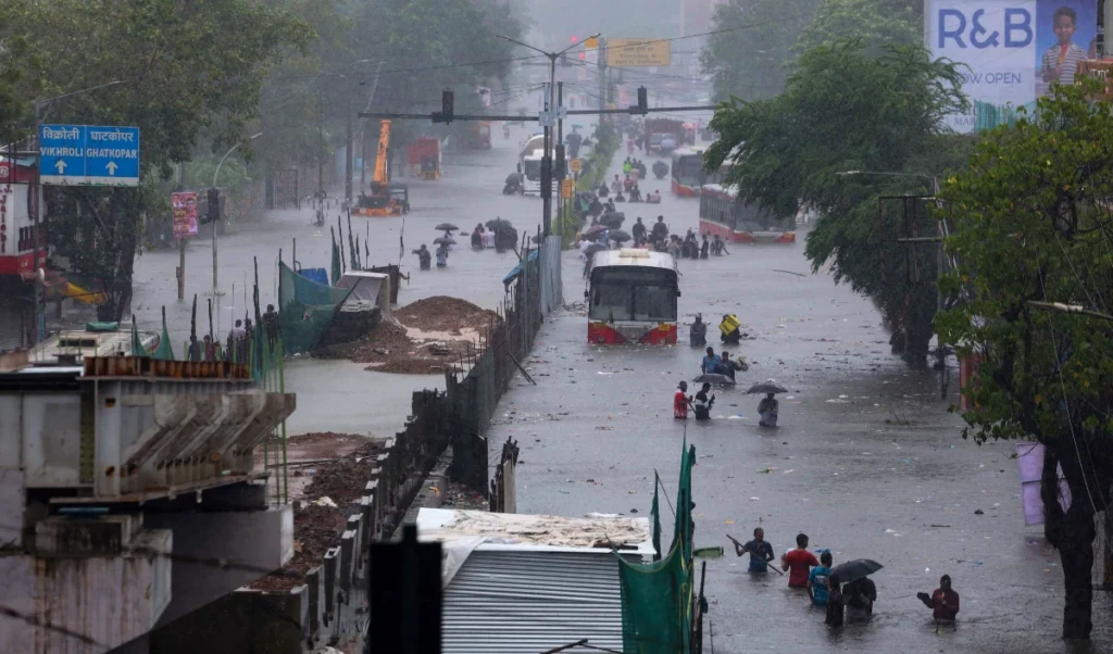 Mumbai Rain Red Alert | मुंबई में अगले 3 दिन भारी आफत! IMD ने जारी किया रेड अलर्ट, 6 जुलाई तक बंद रहेंगे स्कूल? Mumbai Rain Red Alert | मुंबई में अगले 3 दिन भारी आफत! IMD ने जारी किया रेड अलर्ट, 6 जुलाई तक बंद रहेंगे स्कूल?