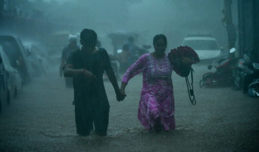 Mumbai Rain | मुंबई और उपनगरों में मूसलाधार आफत! पनवेल, उरण, पालघर और रायगढ़ में स्कूल-कॉलेज बंद, उड़ानें प्रभावित, लोकल ट्रेनें थमीं Mumbai Rain | मुंबई और उपनगरों में मूसलाधार आफत! पनवेल, उरण, पालघर और रायगढ़ में स्कूल-कॉलेज बंद, उड़ानें प्रभावित, लोकल ट्रेनें थमीं