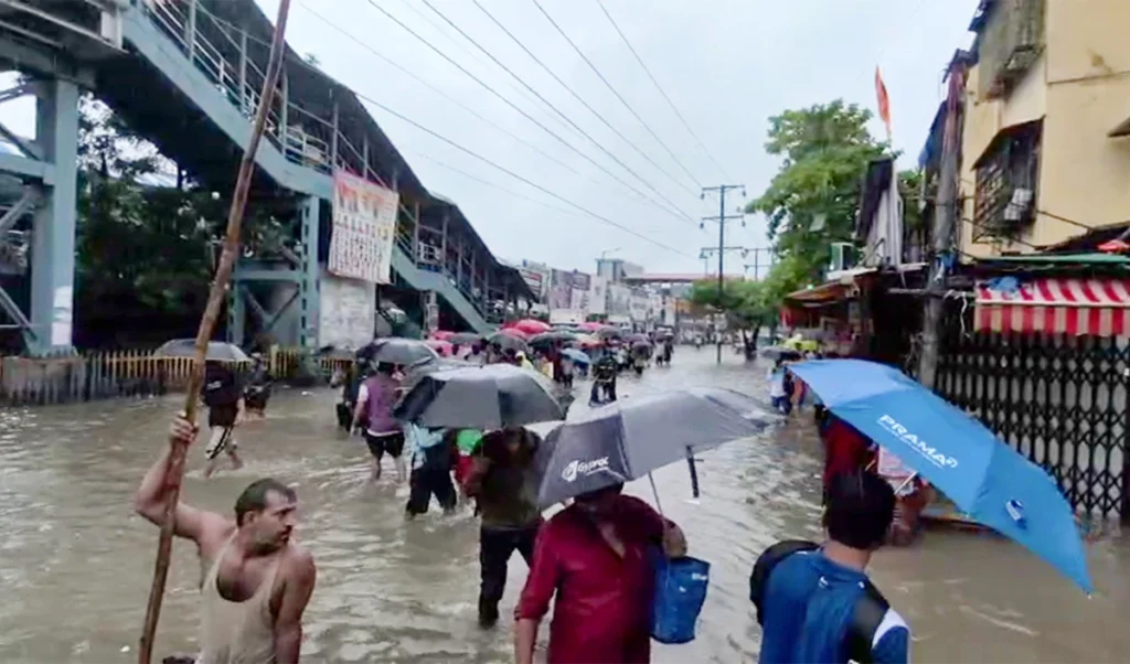 Mumbai rains updates | भूस्खलन से दबे कई घर, मुंबई-पुणे एक्सप्रेसवे ठप, अब तक 13 लोगों की मौत Mumbai rains updates | भूस्खलन से दबे कई घर, मुंबई-पुणे एक्सप्रेसवे ठप, अब तक 13 लोगों की मौत
