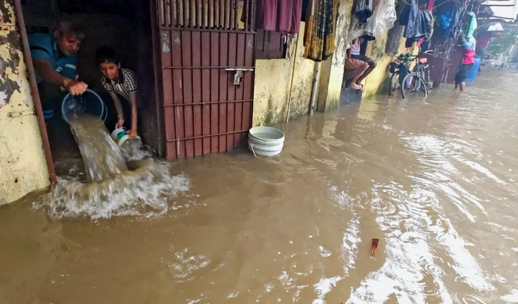 Mumbai में बारिश का कहर: Mankhurd में अवैध चॉल गिरी, 6 की दर्दनाक मौत, FIR दर्ज। Mumbai में बारिश का कहर: Mankhurd में अवैध चॉल गिरी, 6 की दर्दनाक मौत, FIR दर्ज।