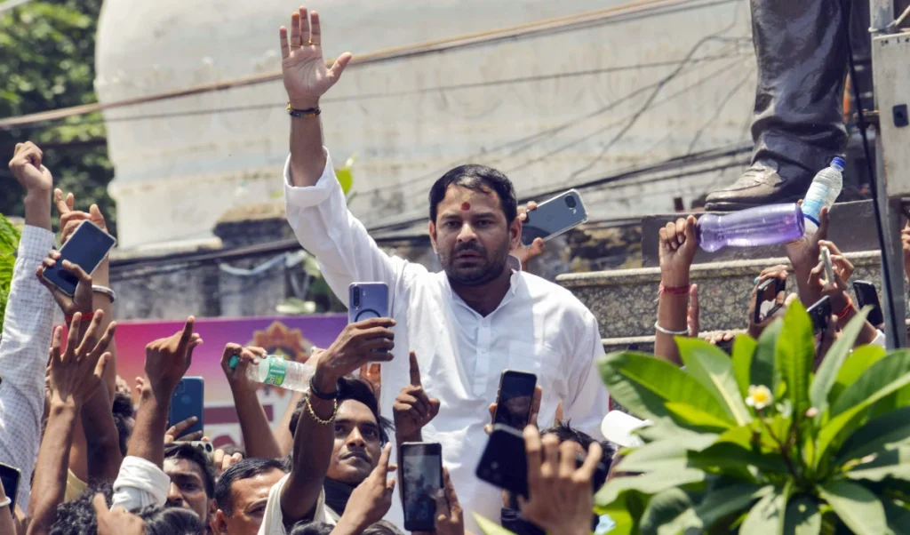 NEET Paper Leak Case: बिहार बंद के समर्थन में जेल भेजे गए Tej Pratap Yadav, पुलिस कार्रवाई पर उठे सवाल NEET Paper Leak Case: बिहार बंद के समर्थन में जेल भेजे गए Tej Pratap Yadav, पुलिस कार्रवाई पर उठे सवाल
