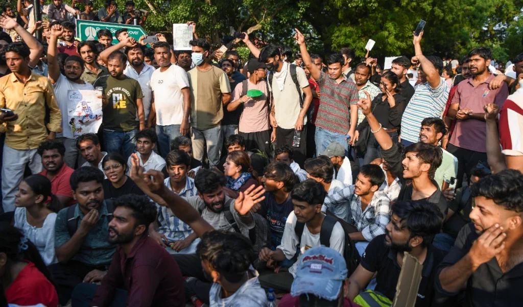 NEET Paper Leak Controversy | केंद्र सरकार का नरम रुख, प्रदर्शनकारी छात्रों पर नहीं होगी कानूनी कार्रवाई, कड़े कानून का मसौदा तैयार NEET Paper Leak Controversy | केंद्र सरकार का नरम रुख, प्रदर्शनकारी छात्रों पर नहीं होगी कानूनी कार्रवाई, कड़े कानून का मसौदा तैयार