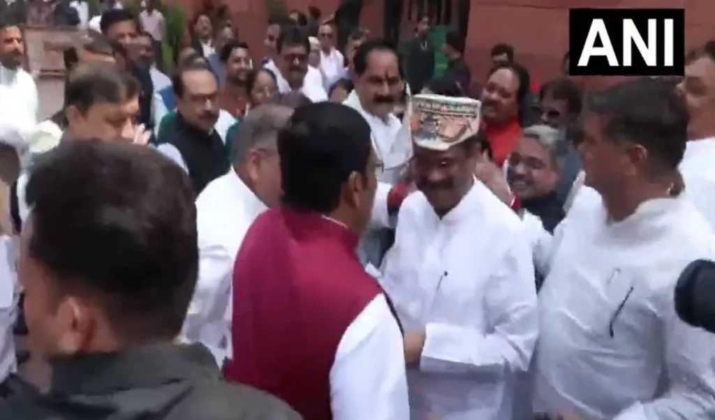 NEET संकट के बीच संसद पहुंचे Dharmendra Pradhan, NDA सांसदों ने किया जोरदार स्वागत NEET संकट के बीच संसद पहुंचे Dharmendra Pradhan, NDA सांसदों ने किया जोरदार स्वागत