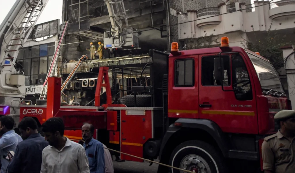 Noida Paras Tiara Society Fire | AC में शॉर्ट सर्किट से 7वीं मंज़िल पर आग लगी, फायर डिपार्टमेंट ने मौके का मुआयना किया Noida Paras Tiara Society Fire | AC में शॉर्ट सर्किट से 7वीं मंज़िल पर आग लगी, फायर डिपार्टमेंट ने मौके का मुआयना किया