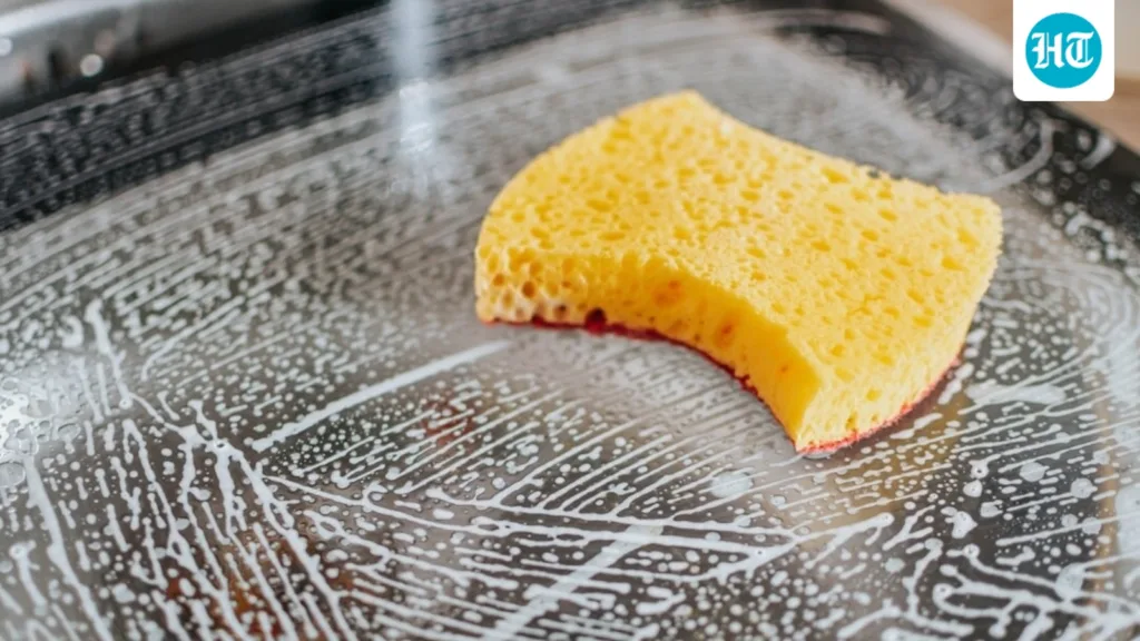 Nutritionist shares 3 toxic everyday items in your kitchen you should throw away immediately: Regular kitchen sponge to…