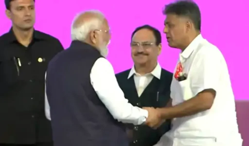 PM Modi के साथ मंच पर दिखे Manish Tewari, आलोचकों को जवाब- विकास दलगत Politics से ऊपर