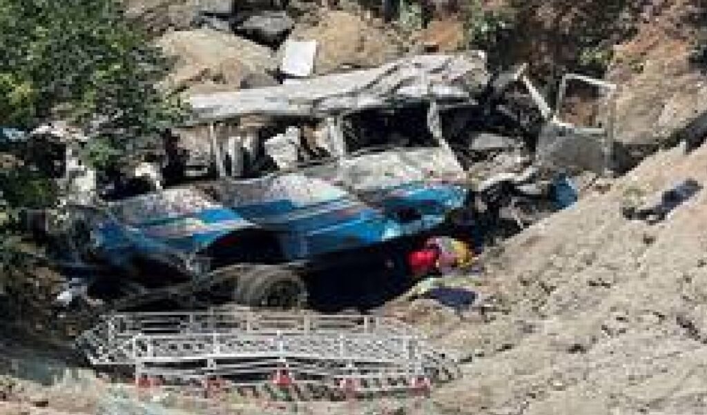 Pakistan के Balochistan में भयावह Road Accident, गहरी खाई में समाई बस, 40 लोगों की मौत