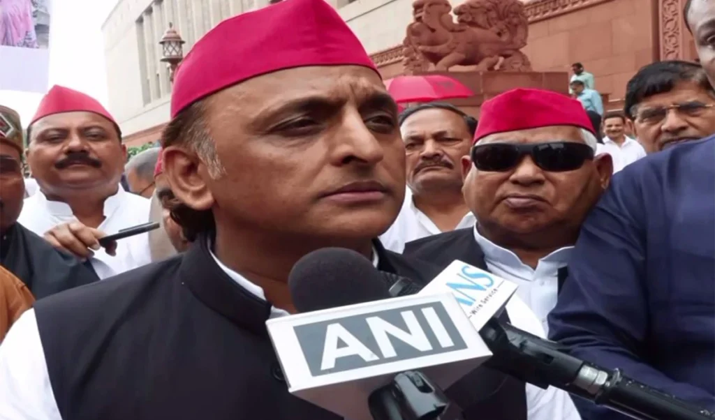 Paper Leak पर Akhilesh Yadav का बड़ा हमला, बोले- राज खुलने के डर से नहीं हो रहा Education Minister का Resignation Paper Leak पर Akhilesh Yadav का बड़ा हमला, बोले- राज खुलने के डर से नहीं हो रहा Education Minister का Resignation