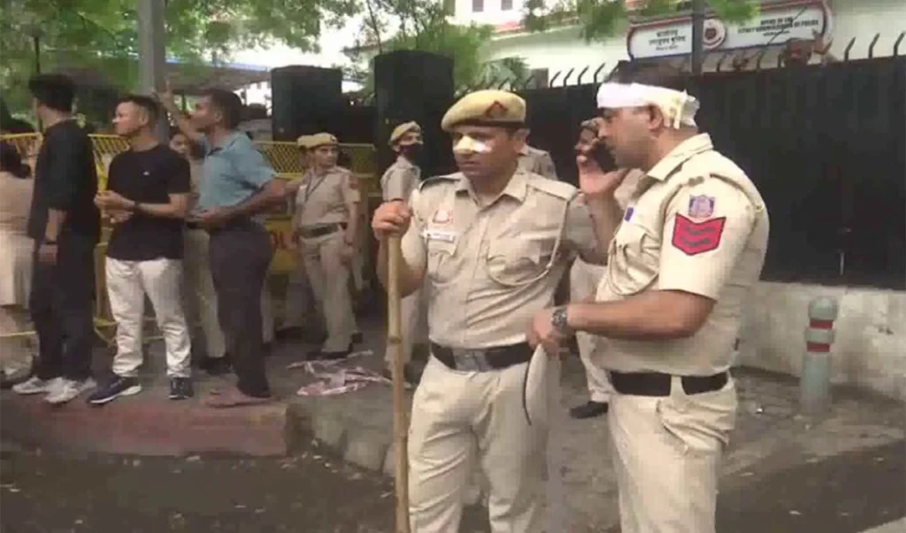 Parliament House के पास CJP Protest में हिंसक झड़प, Delhi Police के जवान घायल, प्रदर्शनकारियों पर पत्थरबाजी का आरोप Parliament House के पास CJP Protest में हिंसक झड़प, Delhi Police के जवान घायल, प्रदर्शनकारियों पर पत्थरबाजी का आरोप