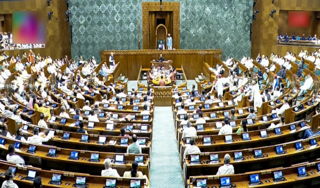 Parliament में हंगामा जारी, सरकार का आरोप- विपक्ष काम में बाधा डाल रहा है