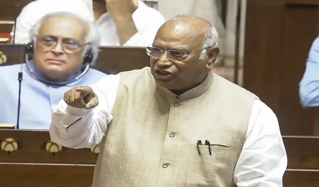 Passport Ranking पर Mallikarjun Kharge का PM Modi पर सीधा हमला, आपके दावे झूठे हैं Passport Ranking पर Mallikarjun Kharge का PM Modi पर सीधा हमला, आपके दावे झूठे हैं