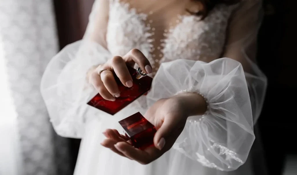 Perfume or Ittar: गर्मी में पसीने की बदबू से हैं परेशान? जानें Perfume या Ittar में क्या है Long Lasting Solution Perfume or Ittar: गर्मी में पसीने की बदबू से हैं परेशान? जानें Perfume या Ittar में क्या है Long Lasting Solution