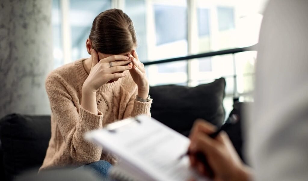 Perimenopause Symptoms: Mood Swings और Fatigue से हैं परेशान? कहीं ये Premature Perimenopause के संकेत तो नहीं Perimenopause Symptoms: Mood Swings और Fatigue से हैं परेशान? कहीं ये Premature Perimenopause के संकेत तो नहीं