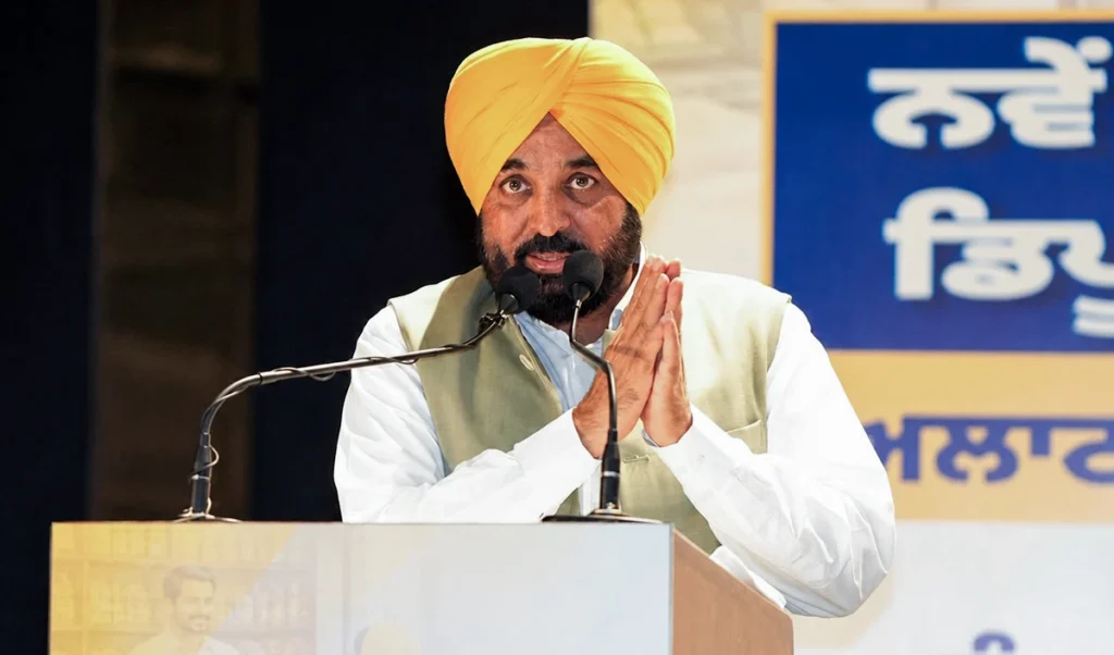 Punjab Paper Leak Row: बीजेपी के आरोपों पर CM Bhagwant Mann का पलटवार Punjab Paper Leak Row: बीजेपी के आरोपों पर CM Bhagwant Mann का पलटवार