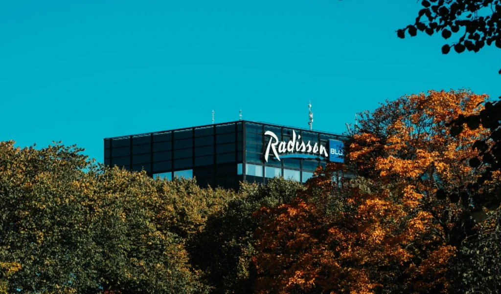 Radisson Hotel Group का बड़ा दांव, Tirupati और Mathura समेत 7 राज्यों में 10 नए Hotels के लिए साइन किए एग्रीमेंट