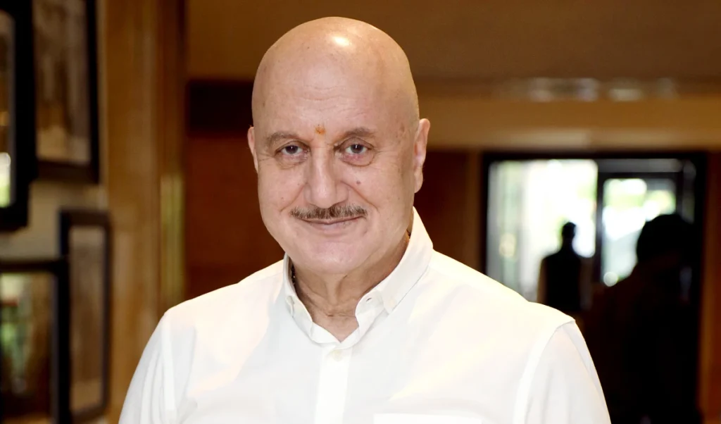 Ram Mandir चंदा विवाद के बीच अयोध्या पहुंचे Anupam Kher, भक्ति में लीन होकर लिया आशीर्वाद