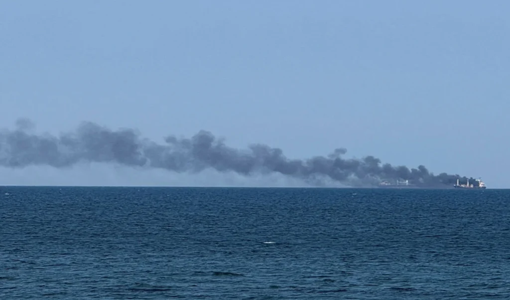 Red Sea Crisis: Saudi Tankers पर हमले से Global Trade पर खतरा, US-Iran के बीच आर-पार की जंग तेज Red Sea Crisis: Saudi Tankers पर हमले से Global Trade पर खतरा, US-Iran के बीच आर-पार की जंग तेज