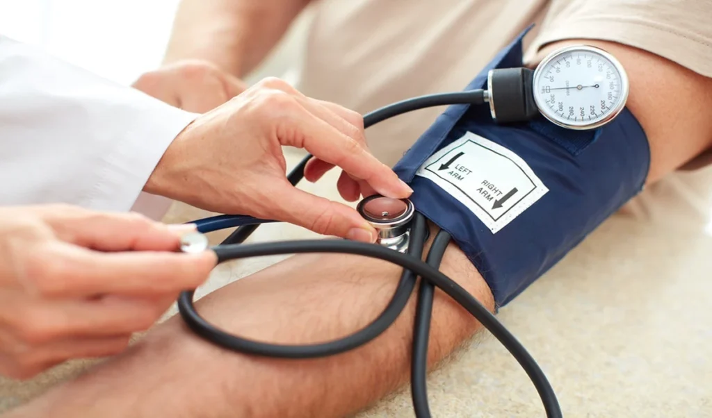 Silent Killer है High BP, साइलेंट किलर बन रहा है उच्च रक्तचाप, ये Lifestyle Changes करेंगे असर