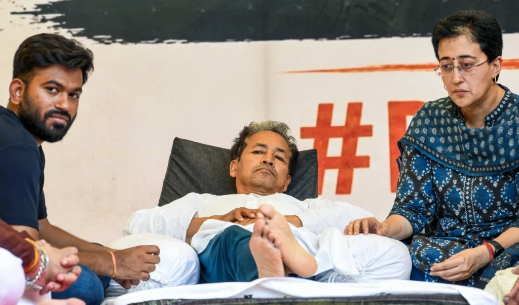 Sonam Wangchuk Health Update: जंतर-मंतर पर भूख हड़ताल के 16वें दिन 8.2 किलो घटा वजन, गिरा शुगर लेवल Sonam Wangchuk Health Update: जंतर-मंतर पर भूख हड़ताल के 16वें दिन 8.2 किलो घटा वजन, गिरा शुगर लेवल
