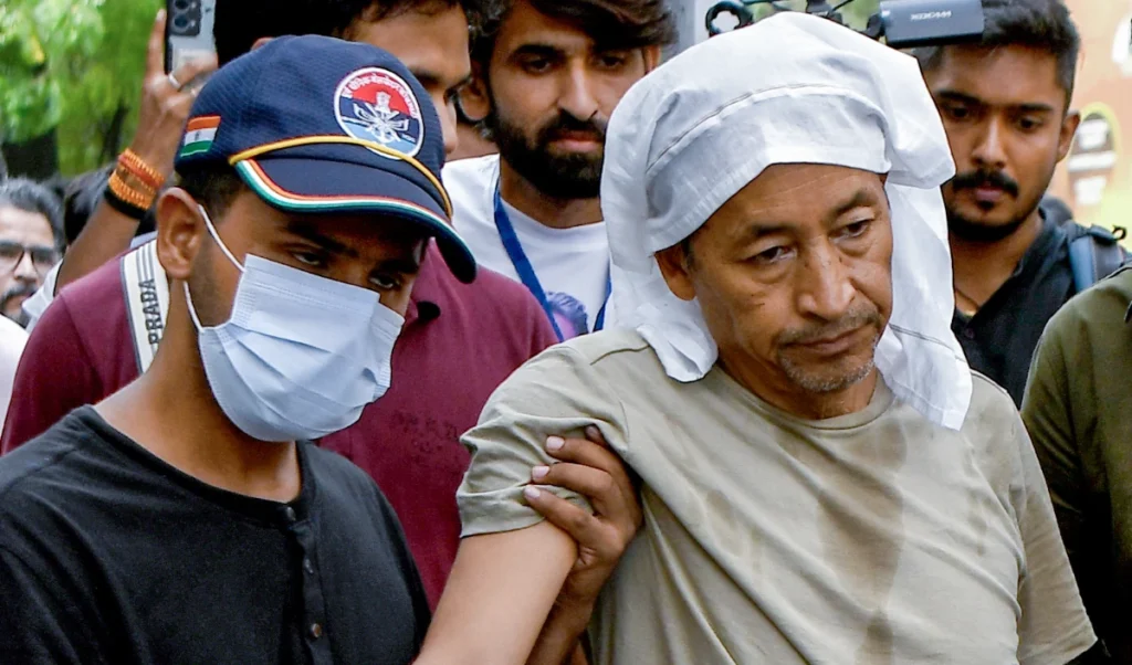 Sonam Wangchuk Hunger Strike | सोनम वांगचुक की भूख हड़ताल का 19वां दिन, गिरते स्वास्थ्य के बीच 20 जुलाई को ‘संसद चलो’ का आह्वान Sonam Wangchuk Hunger Strike | सोनम वांगचुक की भूख हड़ताल का 19वां दिन, गिरते स्वास्थ्य के बीच 20 जुलाई को ‘संसद चलो’ का आह्वान